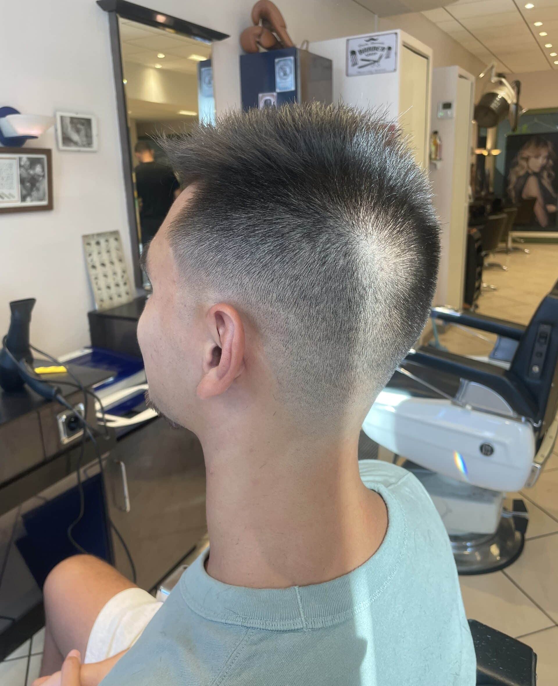 Homme avec une coupe de cheveux moderne.